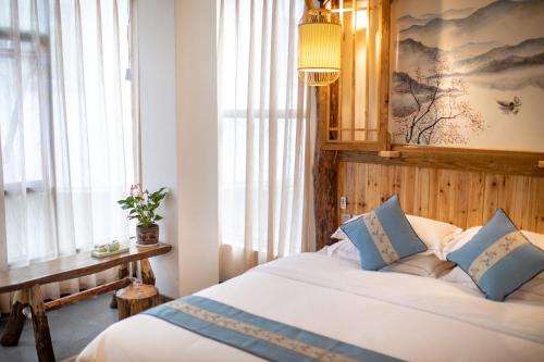 Cama o camas de una habitación en Zhangjiajie Yueting Eco Inn