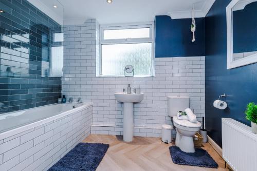 W łazience znajduje się umywalka, toaleta i wanna. w obiekcie NEW! Spacious 2-bed home in Chester by 53 Degrees Property, Ideal for Long Stays, Great location - Sleeps 6 w mieście Chester