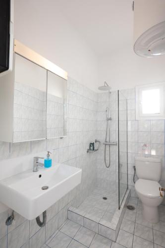 Ένα μπάνιο στο Charming House Platy Gialos