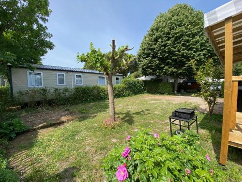a yard with a tree and a house at 318 Emplacement prestige à Mer et Soleil 5* in Les Sables Vignier