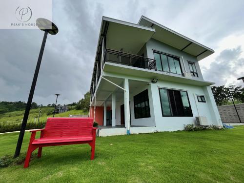Κήπος έξω από το Peak’s House
