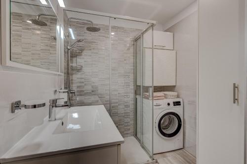 uma casa de banho com uma máquina de lavar roupa e um lavatório em VISTAS FABULOSAS CLUB PARAISO 1a051 em Playa Paraiso
