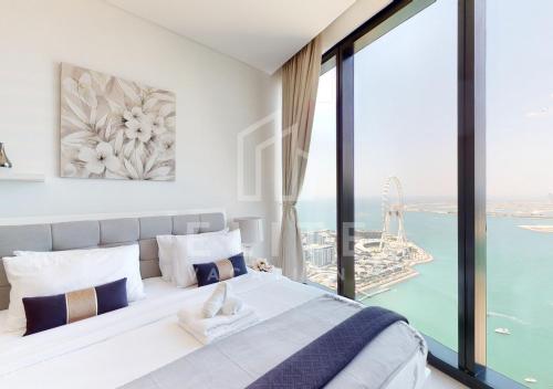 een slaapkamer met een groot bed en een groot raam bij 2 BDR Apartment in ADDRESS BEACH RESORT in Dubai