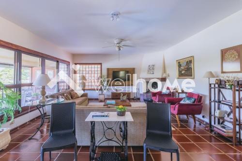 a living room with a table and chairs at Linda casa com piscina e churrasqueira em Atibaia in Atibaia