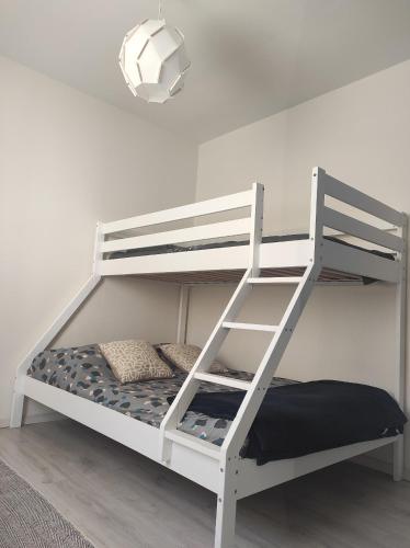 - un lit superposé blanc avec une échelle dans l'établissement Villa Josiol Mirabel aux Baronnies, à Mirabel-aux-Baronnies