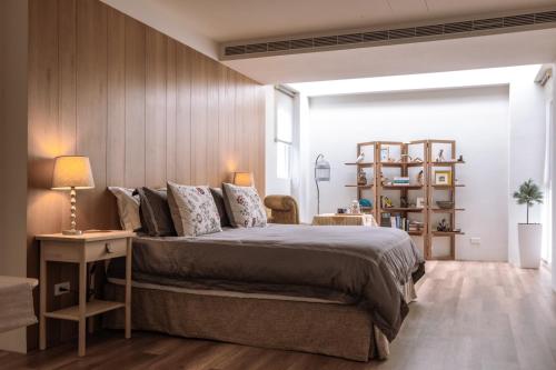 a bedroom with a bed and a wooden wall at Shu Sia in Hengchun