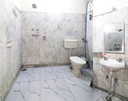 La salle de bains est pourvue de toilettes et d'un lavabo. dans l'établissement Abode Homestay, à Jaipur