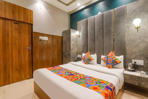 - une chambre avec un grand lit dans l'établissement FabHotel Royal Palm Inn, à Faizābād
