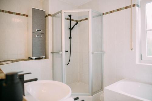 a bathroom with a shower and a toilet and a sink at Luxury Suite - Therme ED - Messe MUC - Parken - WLAN in Erding