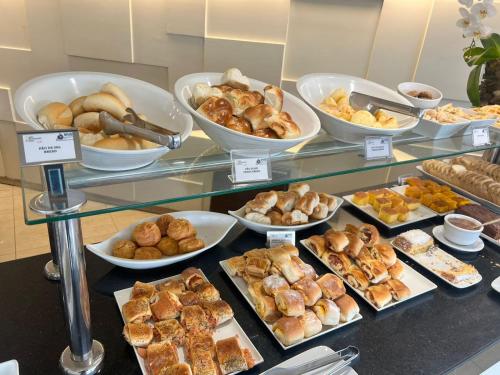 uma vitrine cheia de diferentes tipos de produtos de pastelaria em Belo Horizonte Plaza em Belo Horizonte