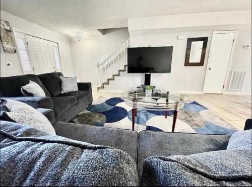 sala de estar con sofá y TV en Serene 2-bedroom rental unit w/ Free Parking, en Nashville
