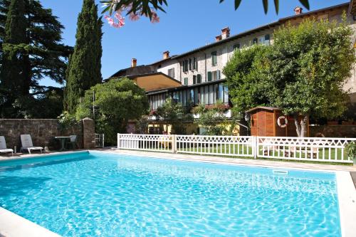 une piscine en face d'un bâtiment dans l'établissement Hotel San Filis, à San Felice del Benaco