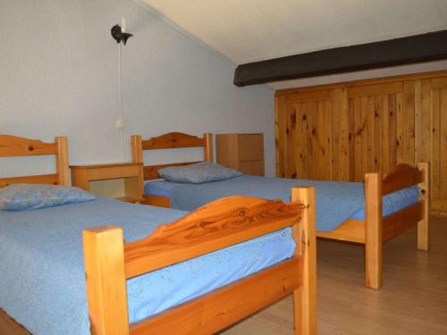 1 dormitorio con 3 literas con sábanas azules en Appartement Cogolin, 2 pièces, 6 personnes - FR-1-226B-39, en Cogolin