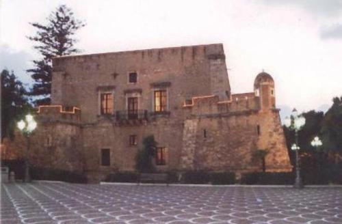 un grand bâtiment en briques avec des fenêtres sur son côté dans l'établissement Casa Vacanze Il Tramonto Spadafora, à Spadafora