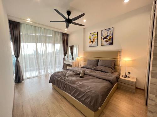um quarto com uma cama e uma ventoinha de tecto em Encorp Marina, 2 Bedroom with bathtub, 6 pax, 5mins to LEGOLAND em Nusajaya