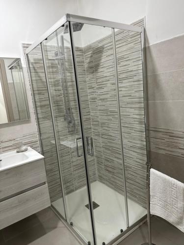 una doccia con porta in vetro in bagno di A Due Passi dal Mare a Catanzaro