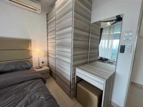 um pequeno quarto com uma cama e uma secretária em Encorp Marina, 2 Bedroom with bathtub, 6 pax, 5mins to LEGOLAND em Nusajaya