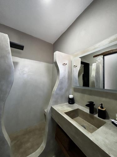 Bilik mandi di Sonia`s luxury apartment with jacuzzi