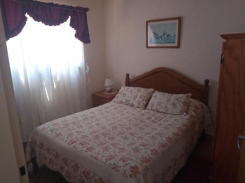 1 dormitorio con cama y ventana en Viajeros en Buenos Aires en Monte Grande