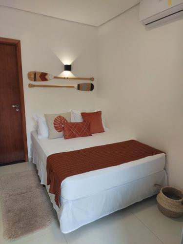 Un pat sau paturi într-o cameră la Sea Paradise Hospedagem