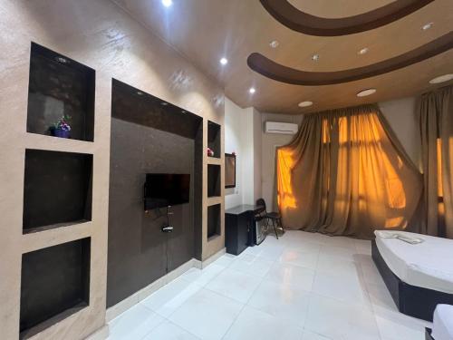 een kamer met een bed en een tv. bij Panorama New City in Caïro