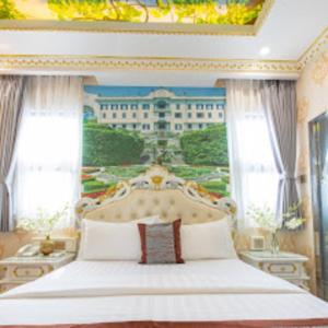 1 dormitorio con 1 cama grande y una pintura en la pared en Khách Sạn Cường Thanh 3, en Ho Chi Minh