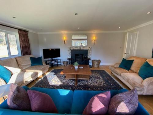 sala de estar con sofá azul y mesa en The Bridge House, Dunbar en Dunbar