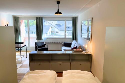 1 dormitorio con 1 cama y sala de estar en Apartment 302 - Zentrales Studio, en Engelberg