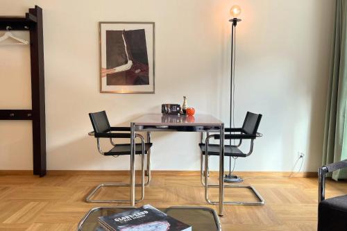 Apartment 302 - Zentrales Studio في إنغيلبرغ: غرفة طعام مع طاولة وكرسيين