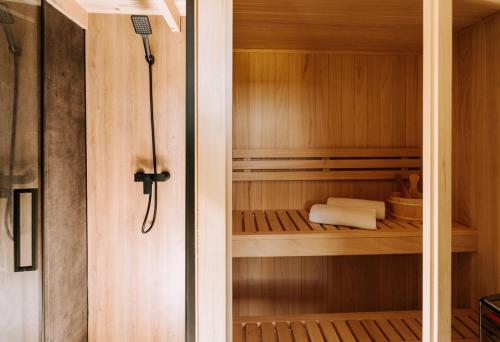 Un armario con una toalla. en oto.domki en Rokiciny Podhalanskie