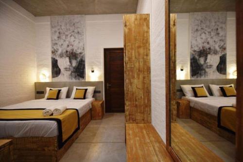 um quarto com 2 camas e um espelho em Wind em Kalutara