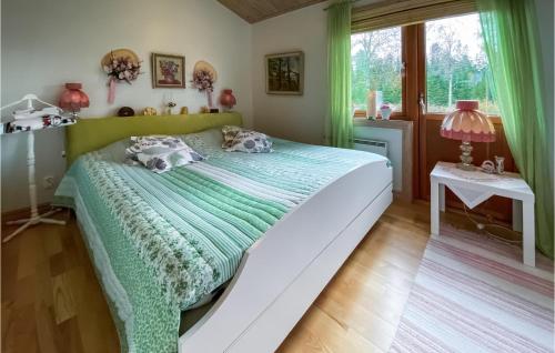 ein Schlafzimmer mit einem großen Bett und einem Fenster in der Unterkunft 2 Bedroom Gorgeous Home In Rishult in Rishult