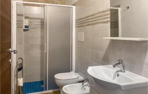 e bagno con servizi igienici, lavandino e doccia. di 6 Bedroom Stunning Home In Santa Croce Camerina a Santa Croce Camerina