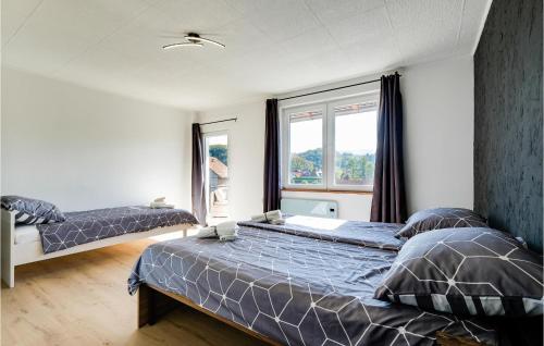 um quarto com 2 camas e uma janela em Lovely Home In Stubicke Toplice With Wi-fi em Stubicke Toplice