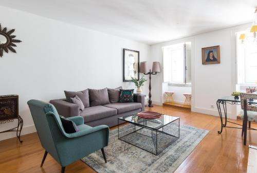 - un salon avec un canapé et une table dans l'établissement Ama Apartments, à Lisbonne