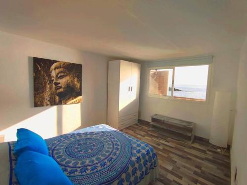- une chambre avec un lit et une peinture murale dans l'établissement Eolo OceanFront, à Telde