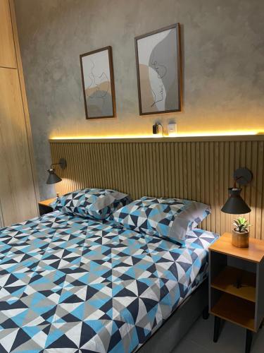 ein Schlafzimmer mit einer blauen und weißen Bettdecke auf einem Bett in der Unterkunft The best ap in Rio de Janeiro