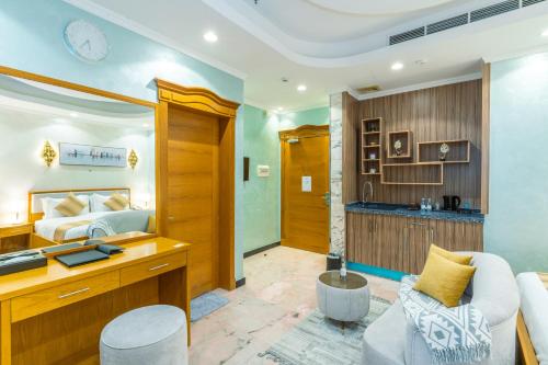 ein Schlafzimmer mit einem Bett und einem Schreibtisch in einem Zimmer in der Unterkunft فندق النجم الأزرق - Blue star hotel in Dschidda