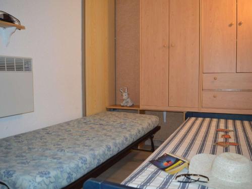a small bedroom with a bed and a table at Appartement Saint-Raphaël, 2 pièces, 4 personnes - FR-1-226A-23 in Saint-Raphaël
