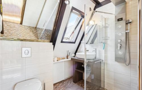 a bathroom with a shower and a toilet and a sink at Cozy Home In Bad Wnnenberg With Wifi in Bad Wünnenberg