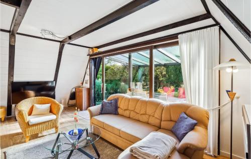 salon z kanapą i dużym oknem w obiekcie Cozy Home In Bad Wnnenberg With Wifi w mieście Bad Wünnenberg