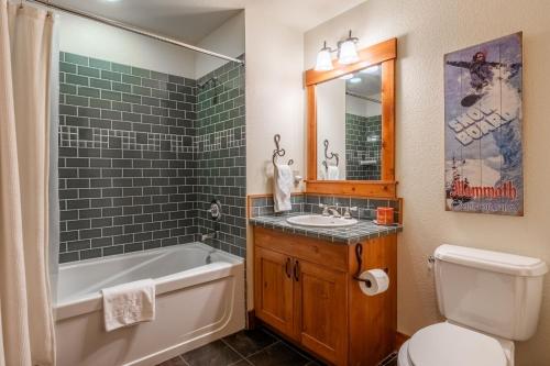 ein Badezimmer mit Badewanne, Waschbecken und Toilette in der Unterkunft Cabins 1 in Mammoth Lakes