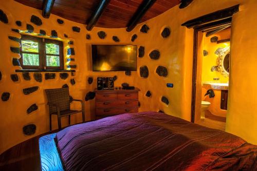 ein Schlafzimmer mit einem Bett, einer Kommode und einem Fenster in der Unterkunft Casa La Concha in La Asomada