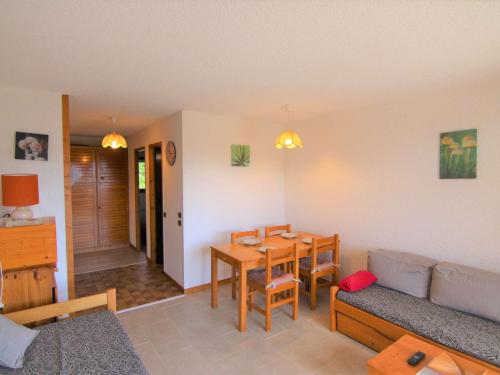 un salon avec une table et un canapé dans l'établissement Studio cabine cosy avec balcon, proche du centre des Saisies - 4 pers, 2 étoiles - FR-1-594-142, à Hauteluce