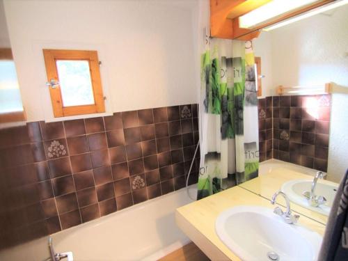 une salle de bain avec un lavabo et un miroir dans l'établissement Studio cabine cosy avec balcon, proche du centre des Saisies - 4 pers, 2 étoiles - FR-1-594-142, à Hauteluce