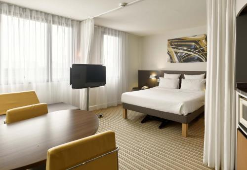 Μια τηλεόραση ή/και κέντρο ψυχαγωγίας στο B&B HOTEL Vélizy Est
