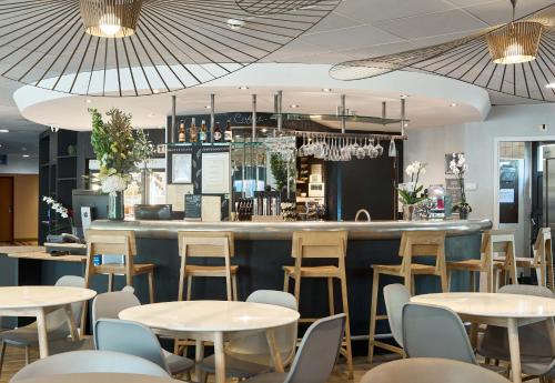 Ο χώρος του lounge ή του μπαρ στο B&B HOTEL Vélizy Est