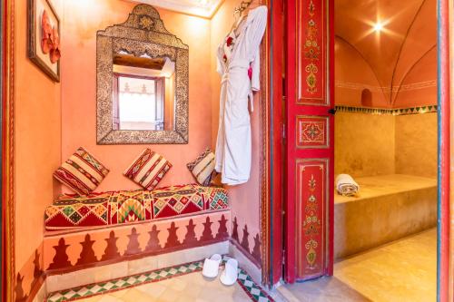 Una cama o camas en una habitación de Riad Hikaya