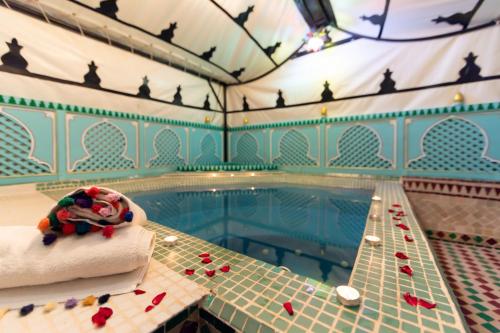 La pileta dentro o cerca de Riad Hikaya