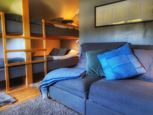 a living room with a couch and bunk beds at Villa Vasa Sälen Övre lägenhet in Transtrand